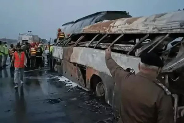 Xe buýt đâm xe bồn ở Pakistan, 20 người bị thiêu sống-1