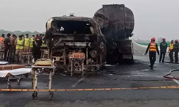 Xe buýt đâm xe bồn ở Pakistan, 20 người bị thiêu sống-2