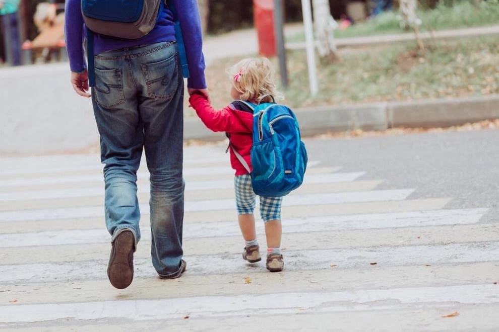 Bố mẹ tuyệt đối không nắm bàn tay con khi qua đường vì đó là vị trí trẻ dễ buông ra nhất, 80% phụ huynh làm sai-3