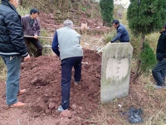 Các cụ đã dặn: Nghèo không sửa cửa, giàu không dời mộ, có nghĩa là gì?-2