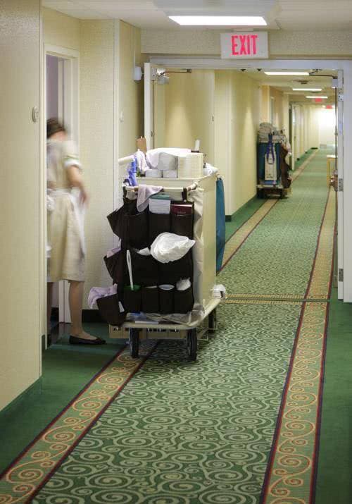 Tại sao kính trong phòng tắm khách sạn hầu hết đều trong suốt? Một số cựu nhân viên đã đưa ra câu trả lời-2