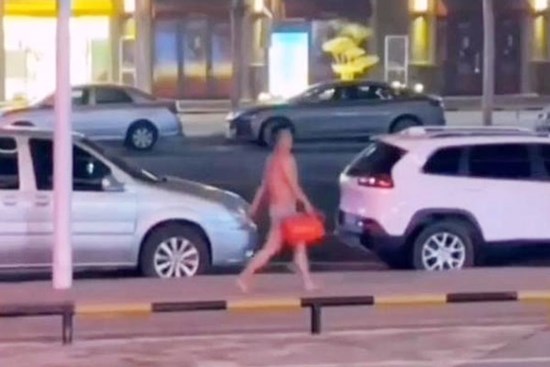 Cãi nhau với bạn gái, người đàn ông làm điều lạ lùng giữa phố