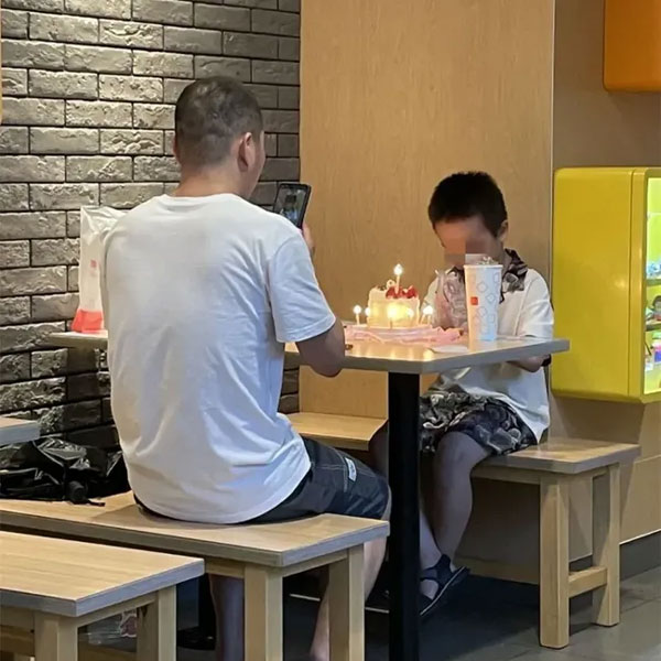 Hai bố con mừng sinh nhật trong cửa hàng gà rán bị xem là nghèo khổ bóc trần lối tư duy của nhóm người thượng đẳng-1