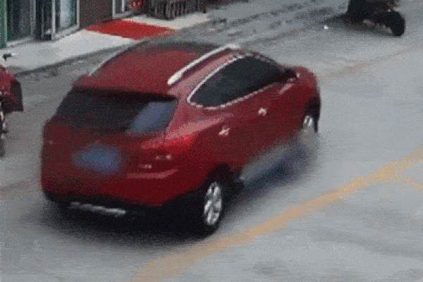 Bé trai bị ô tô cán qua hai lần và màn giải cứu thót tim của người lớn