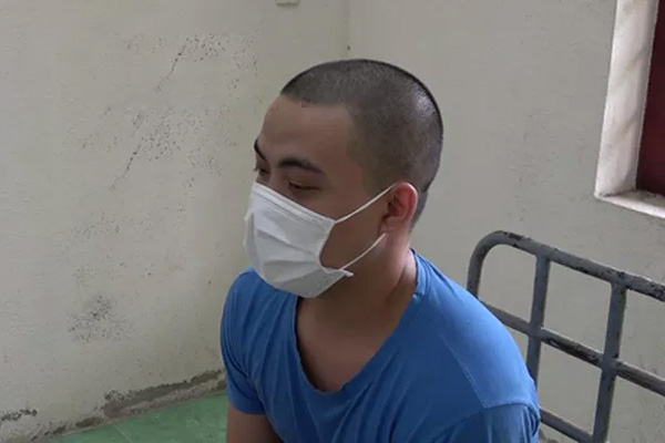 Chồng rủ bạn nhậu đánh hội đồng vợ giữa đường-2