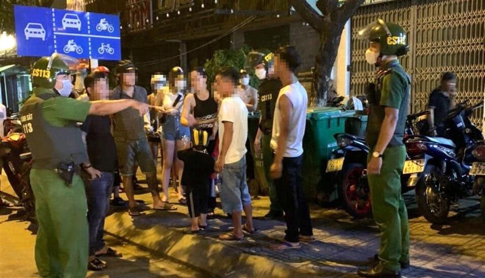 Chồng rủ bạn nhậu đánh hội đồng vợ giữa đường-1