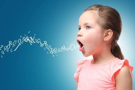 Trẻ nói muộn hơn so với các bạn cùng tuổi là chậm nói hay chậm phát triển? Làm thế nào để đánh giá?