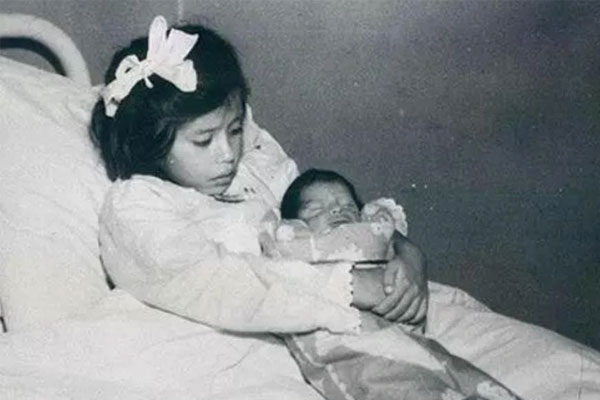 Bi kịch của đứa trẻ trở thành bà mẹ nhỏ tuổi nhất thế giới-1