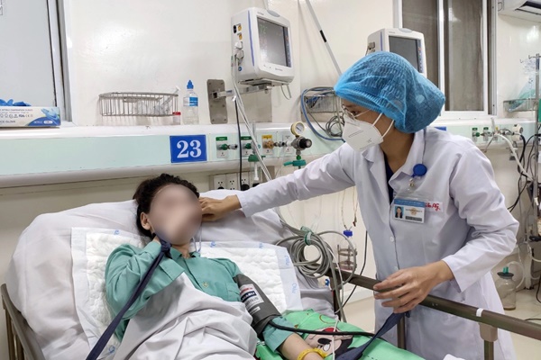 Vụ ngộ độc rượu có người tử vong: Nữ sinh nguy kịch bị di chứng não-1