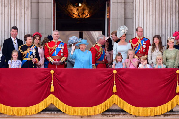 Choáng với khối tài sản siêu khủng của những gia đình hoàng gia giàu có nhất thế giới-1