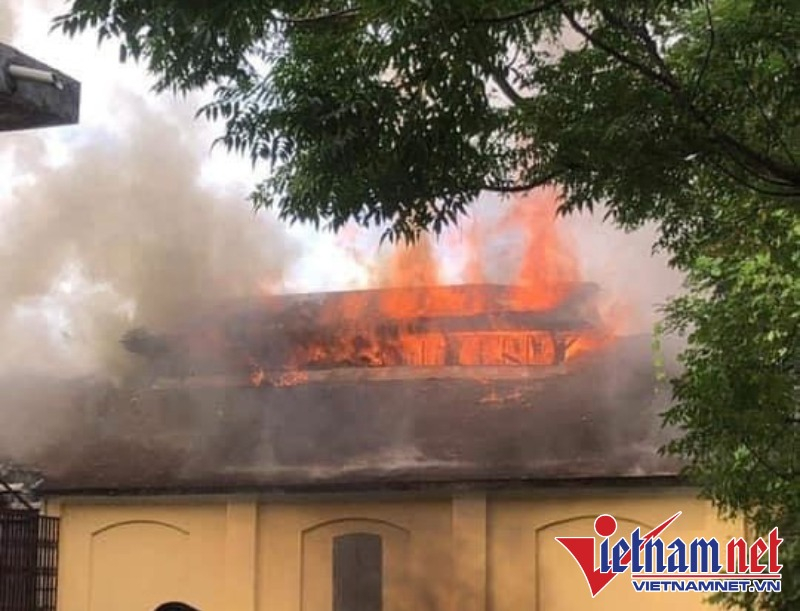 Hoả hoạn tại Quốc Tử Giám ở Huế, hàng chục cảnh sát căng mình chữa cháy-1