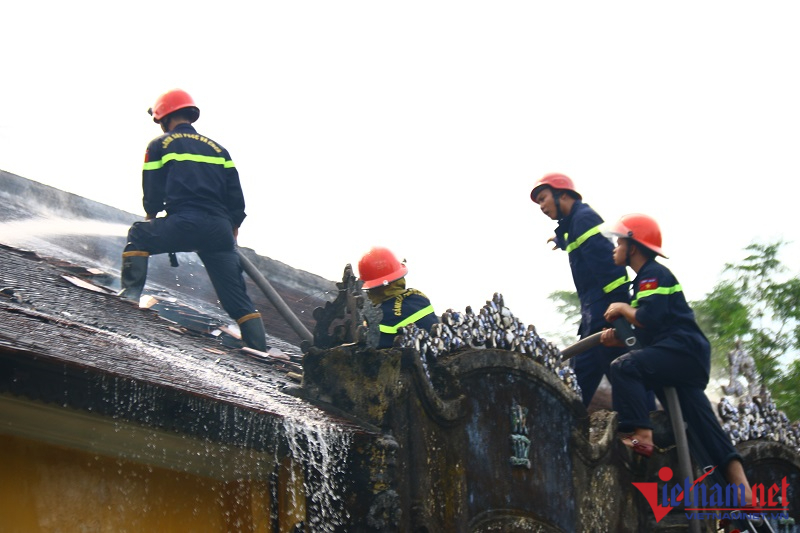 Hoả hoạn tại Quốc Tử Giám ở Huế, hàng chục cảnh sát căng mình chữa cháy-4