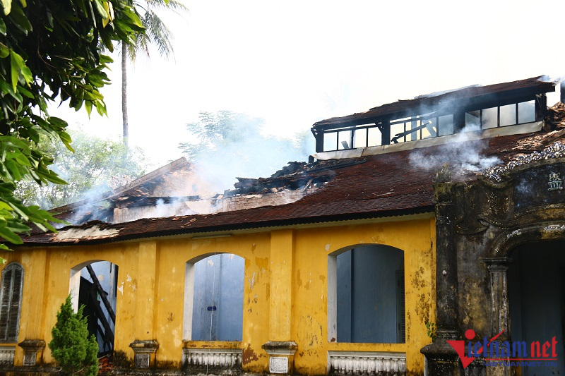 Hoả hoạn tại Quốc Tử Giám ở Huế, hàng chục cảnh sát căng mình chữa cháy-9