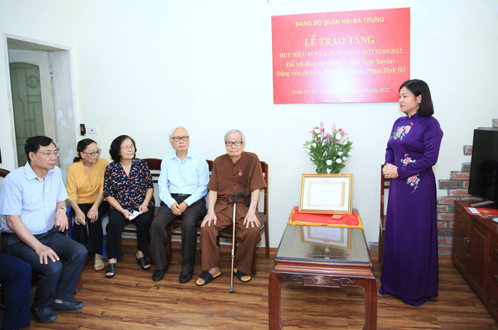 Phó Bí thư Thường trực Thành ủy Nguyễn Thị Tuyến trao Huy hiệu 85 năm tuổi Đảng tặng đảng viên lão thành-2