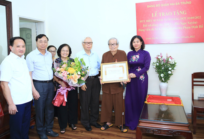 Phó Bí thư Thường trực Thành ủy Nguyễn Thị Tuyến trao Huy hiệu 85 năm tuổi Đảng tặng đảng viên lão thành-1