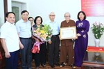 Phó Bí thư Thường trực Thành ủy Nguyễn Thị Tuyến trao Huy hiệu Đảng cho các đảng viên lão thành quận Ba Đình-3