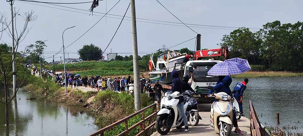 Hàng trăm người chen chúc đứng xem đội cứu hộ 116 Thái Bình tìm kiếm thiếu nữ Lương Hải Như-4