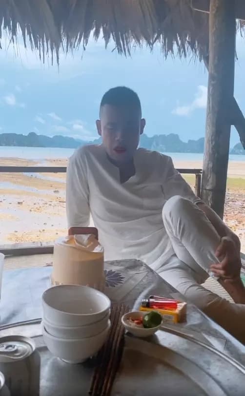 Hội ngộ cùng Hiệp Gà và con trai, vợ cũ diễn viên hài than thở cứ có tình mới là chồng cũ mang con trai đi cản?-3