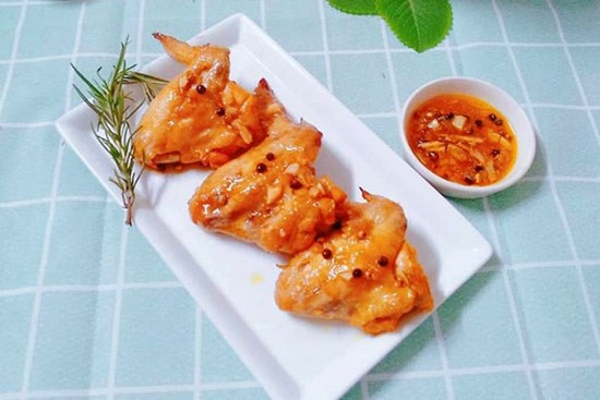 Mẹ đảm làm cánh gà chiên mắm thơm ngon khó cưỡng, người già trẻ nhỏ ai cũng mê