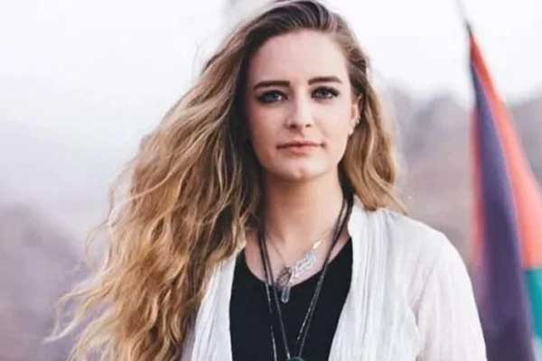 Bị sét đánh, cô gái sống sót kỳ diệu có thể nhờ đôi dép cao su đế dày-1