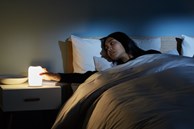 Để đèn khi ngủ vào ban đêm có thể là thủ phạm gây ra 2 bệnh đe dọa tính mạng này