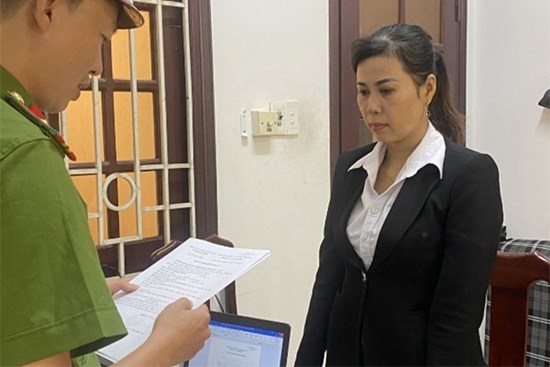 ‘Nữ quái’ lên Facebook làm giả sổ đỏ lừa đảo hàng trăm triệu đồng