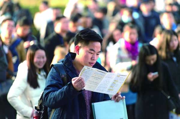 Người phụ nữ khóc trên tàu điện vì không thể trả nổi khoản vay mua nhà hé lộ sự thật của một lớp người trong xã hội-4