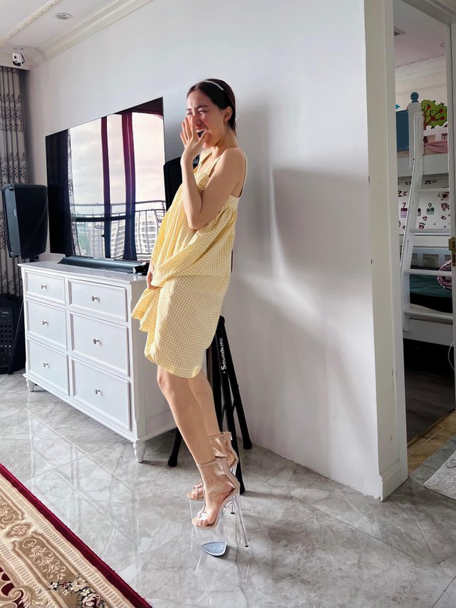 Cư dân mạng cười ngất vì đôi giày cà kheo Hoàng Thùy tặng sinh nhật Hòa Minzy-1