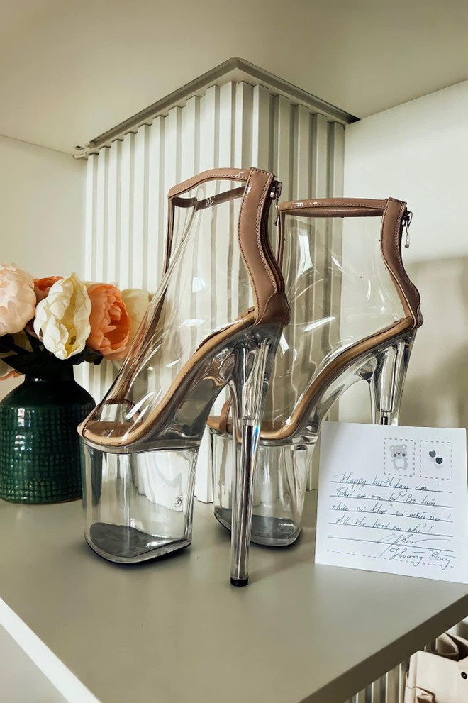 Cư dân mạng cười ngất vì đôi giày cà kheo Hoàng Thùy tặng sinh nhật Hòa Minzy-2