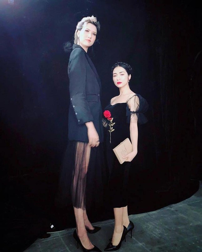 Cư dân mạng cười ngất vì đôi giày cà kheo Hoàng Thùy tặng sinh nhật Hòa Minzy-6