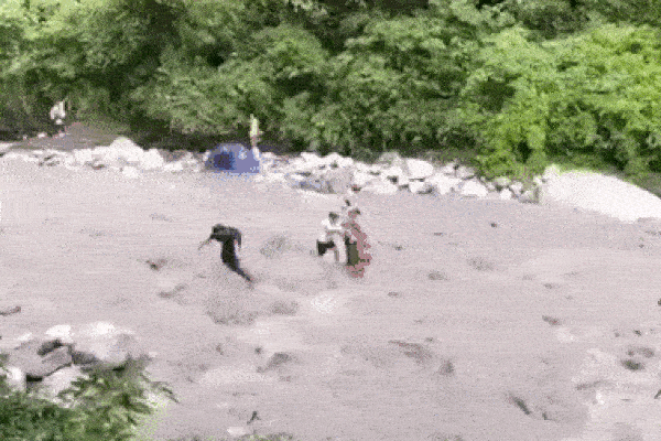 Khoảnh khắc ngôi nhà đổ sập xuống sông do lũ quét kinh hoàng-1