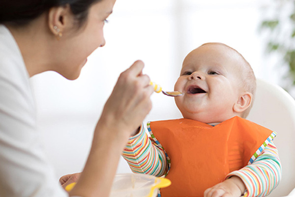Cho bé ăn dặm đúng cách cầm nắm những nguyên tắc gì?-5
