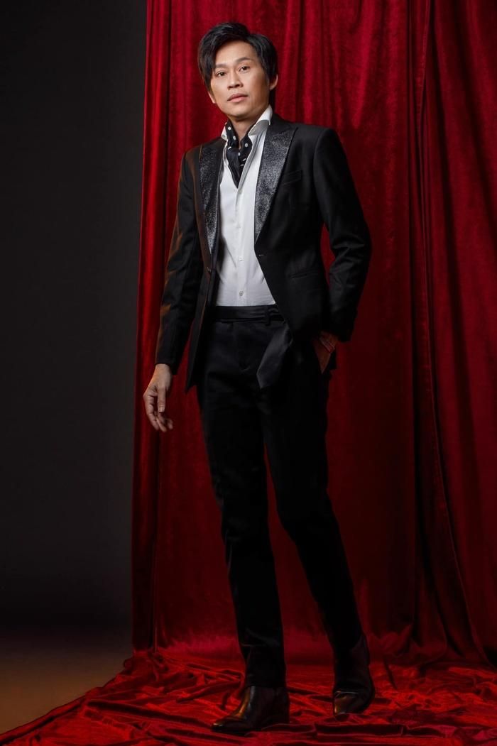 Hoài Linh đi chân trần, ngồi bắt tay cùng khán giả, nhưng netizen lại không ưng ý lắm!-5