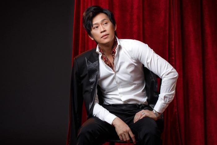 Hoài Linh đi chân trần, ngồi bắt tay cùng khán giả, nhưng netizen lại không ưng ý lắm!-1