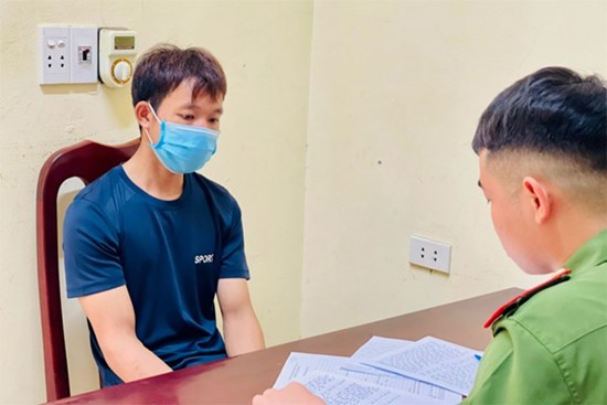 Bé gái 13 tuổi ôm quần áo 'mất tích' cùng trai lạ