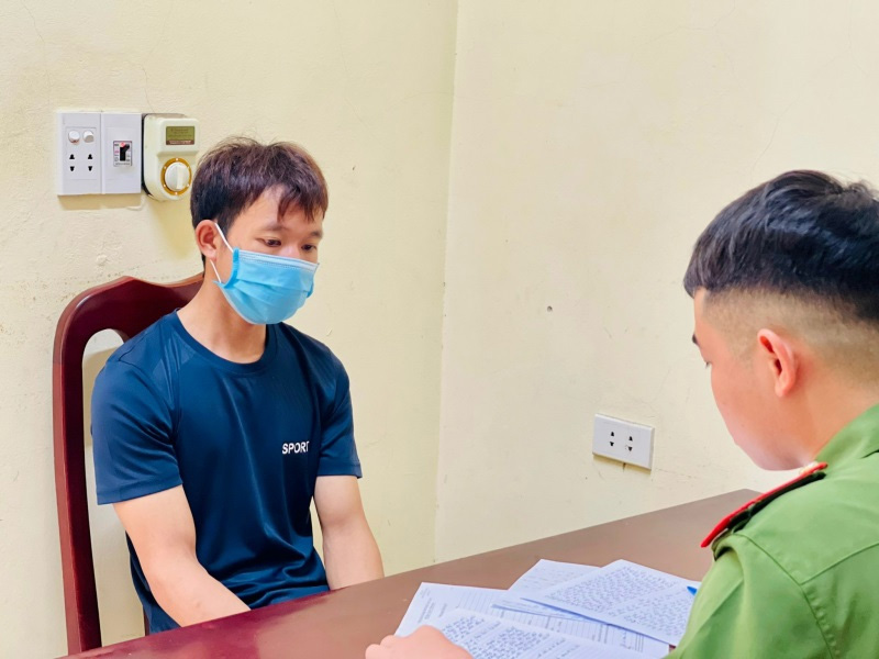 Bé gái 13 tuổi ôm quần áo mất tích cùng trai lạ-1