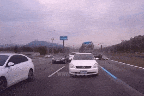 Tài xế ngủ gật, xe buýt đâm nát ô tô con trên đường cao tốc, hai người tử vong