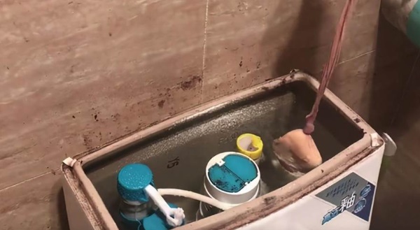 Nếu có tất cũ bạn đừng vội vứt bỏ, đem treo ở trong nhà cực hữu ích, biết càng sớm càng tốt-3