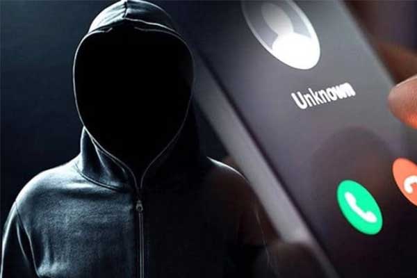 Nữ quái mượn ảnh gái xinh, dụ nhiều đàn ông sập bẫy tình - tiền-1