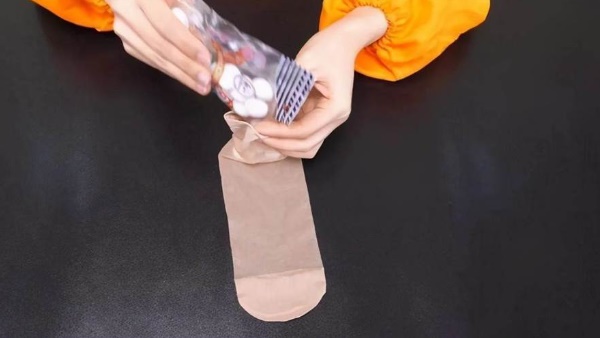 Nếu có tất cũ bạn đừng vội vứt bỏ, đem treo ở trong nhà cực hữu ích, biết càng sớm càng tốt-6