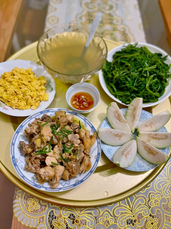 Mẹ đảm Hà Nội mỗi ngày vào bếp là kỉ niệm&nbsp;cùng các con, mâm cơm toàn món hấp dẫn lại tràn ngập&nbsp;yêu thương-1