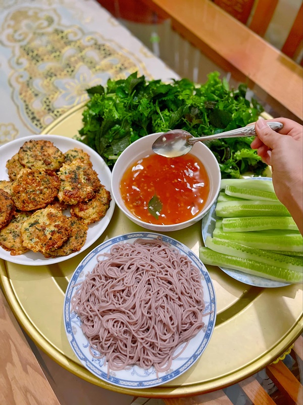 Mẹ đảm Hà Nội mỗi ngày vào bếp là kỉ niệm&nbsp;cùng các con, mâm cơm toàn món hấp dẫn lại tràn ngập&nbsp;yêu thương-7