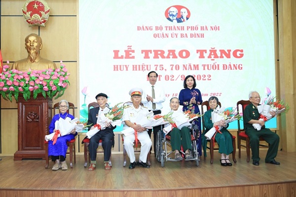 Phó Bí thư Thường trực Thành ủy Nguyễn Thị Tuyến trao Huy hiệu Đảng cho các đảng viên lão thành quận Ba Đình-1