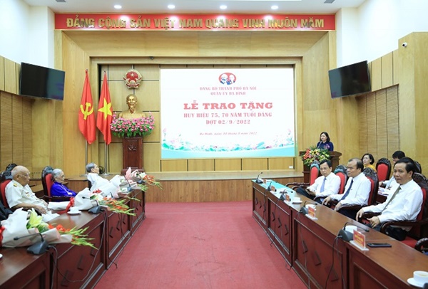Phó Bí thư Thường trực Thành ủy Nguyễn Thị Tuyến trao Huy hiệu Đảng cho các đảng viên lão thành quận Ba Đình-2