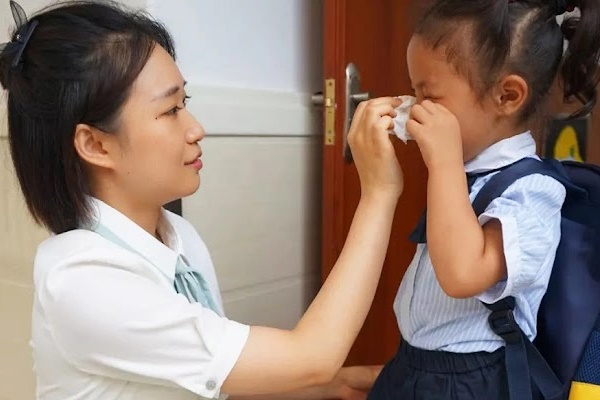 Trẻ đang chán nản mà nói Thôi đừng buồn nữa, nín đi con thì không khác gì đổ thêm dầu vào lửa-1