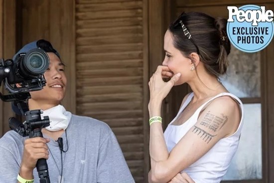 Angelina Jolie thuê Maddox và Pax Thiên làm việc