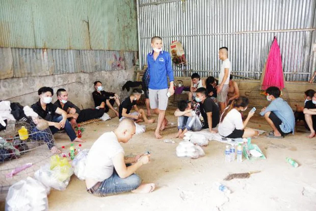 NÓNG: Hàng chục người cùng bơi sông trốn khỏi casino ở Campuchia-2