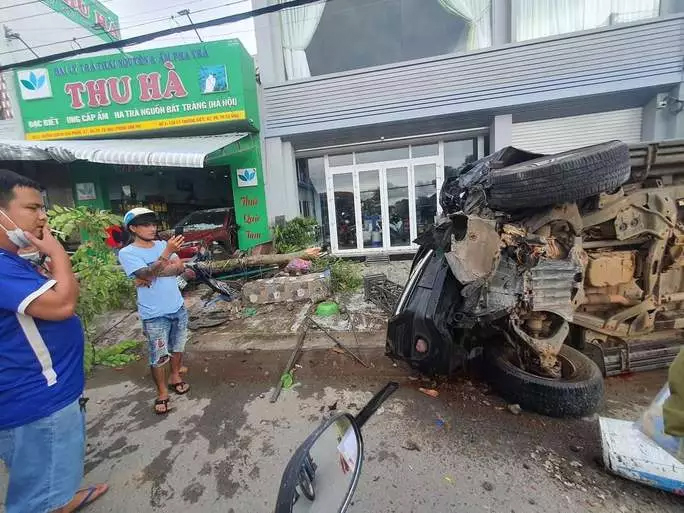 CLIP: Ớn lạnh ô tô điên tông vợ chồng chủ tiệm trà thương vong-1