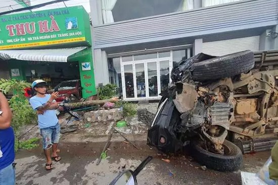 CLIP: Ớn lạnh ô tô điên tông vợ chồng chủ tiệm trà thương vong