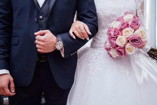 Cảm thấy nhục khi mời cưới cả công ty nhưng chỉ 1 người đến, cô gái bỏ việc